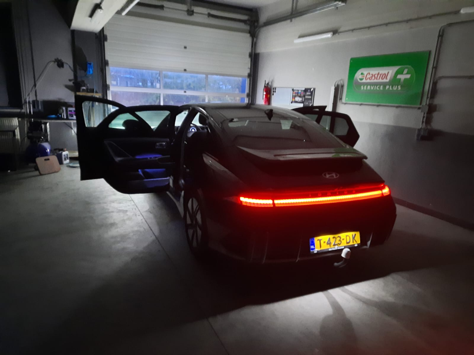 Auto in de werkplaats van Second Life